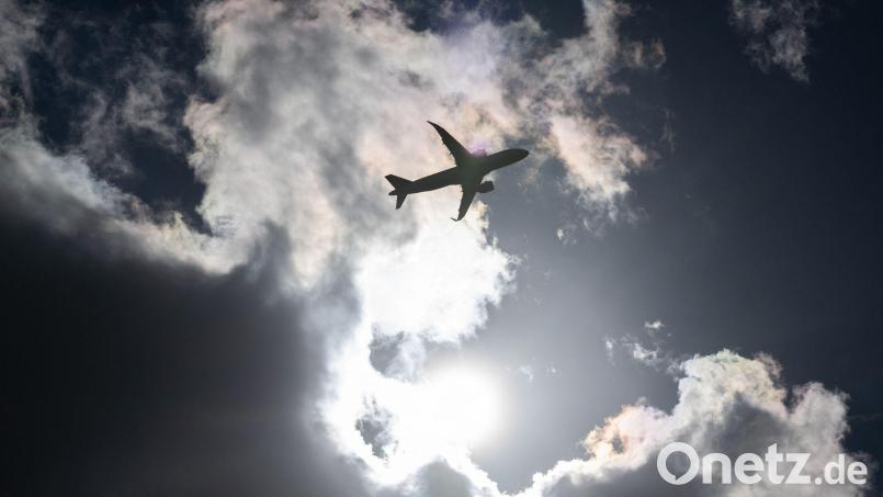 Ein Lufthansa-Flug aus Frankfurt am Main musste wegen einer brennenden Powerbank umgeleitet werden. (Illustration) Bild: Boris Roessler/dpa