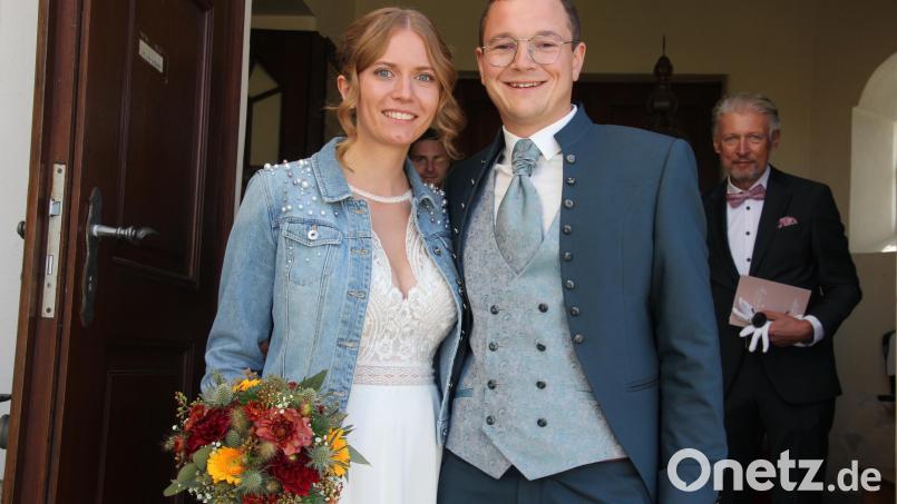Freudestrahlend verlassen Natascha und Julian Müller die Plößberger Pfarrkirche St. Georg. Bild: Konrad Rosner