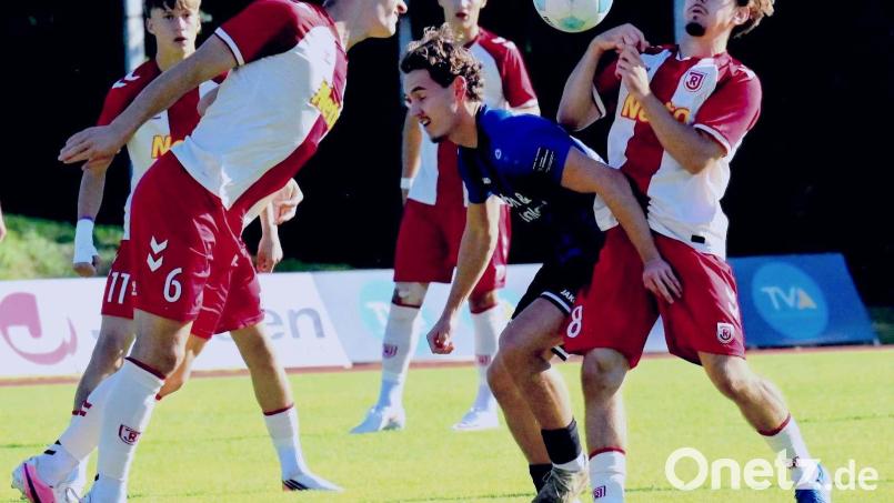 Der Weidener Lukas Schaller ( Mitte) muss sich gegen zwei Regensburger behaupten. Die SpVgg SV unterlag bei der U21 des SSV Jahn mit 1:3. Bild: Werner Franken