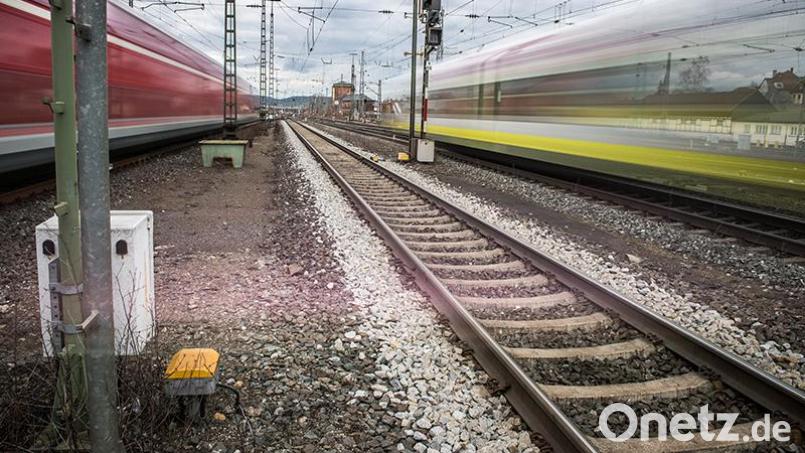 Ein Mann betätigt im Zug die Notverriegelung und bringt den Bahnverkehr bei Sulzbach-Rosenberg zum Stillstand. Symbolbild: Bundespolizei