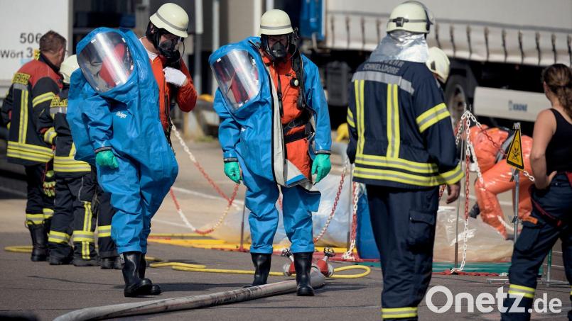 Insgesamt waren rund 150 Einsatzkräfte von Feuerwehr, Rettungsdienst und Polizei vor Ort. Bild: Tizian Gerbing/dpa