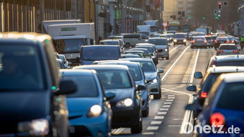 Mit Beginn der dunklen Jahreszeit achtet die Polizei in der Oberpfalz verstärkt auf die Beleuchtung von Fahrzeugen. Symbolbild: Kay Nietfeld/dpa/dpa-tmn
