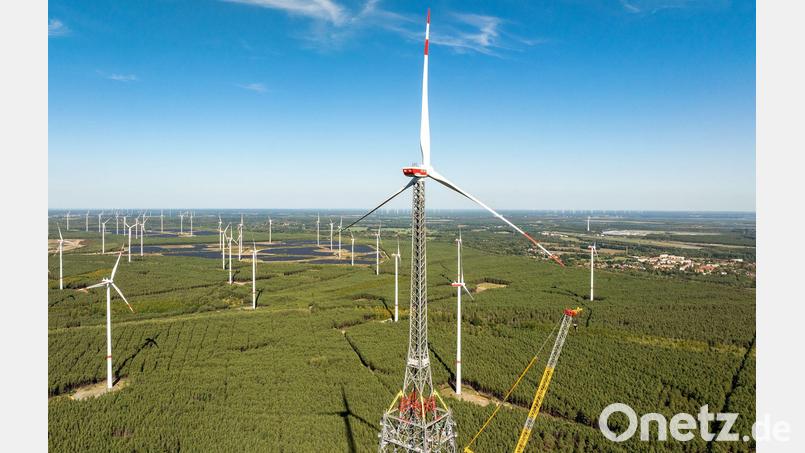 Der Höhenwindturm - hier noch im Bau - ist die höchste Windenergieanlage der Welt und zugleich das zweithöchste Bauwerk Deutschlands. (Archivbild) Bild: Frank Hammerschmidt/dpa