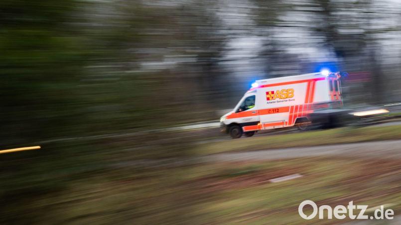 Die Frau begab sich in den nächsten Ort, um die Rettungskräfte zum verletzten Landwirt zu lotsen. Symbolbild: Julian Stratenschulte/dpa