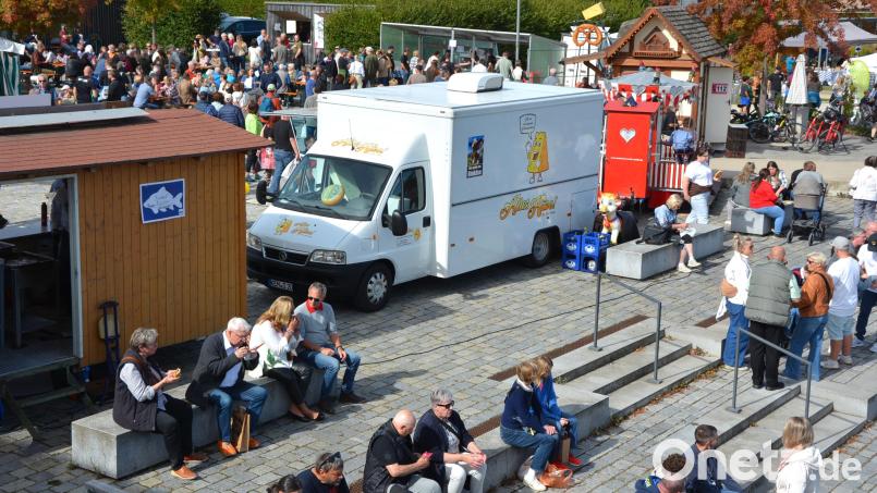 Bestes Wetter und gutes Essen: viele Menschen waren beim Start der 30. Erlebniswochen Fisch im Fischhofpark in Tirschenreuth dabei. Bild: Josef Rosner