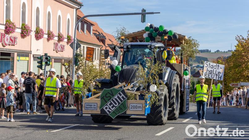 Auch der Leerstand des Stadthallen-Restaurants war Thema beim Kirwazug: Dieser Wagen präsentierte eine innovative Lösung des Problems. Bild: Roland Wellenhoefer