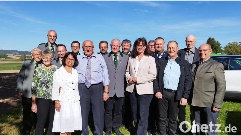Die Schar der Gratulanten war groß. Vordere Reihe, zweiter von links, Josef Lederer mit Ehefrau Connie. Auch das Wetter spielte am Sonntag mit. Zu den Beglückwünschern gehörte auch Bürgermeisterin Birgit Barth. Bild: Monika Ziegeler