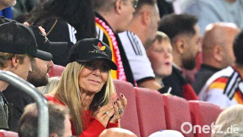 Familiäre Unterstützung für den neuen Bundestrainer: Ehefrau Ulla Klopp und sein Sohn Marc Klopp saßen beim ersten Heimspiel gegen Griechenland in Augsburg auf der Tribüne. Bild: Tom Weller/dpa