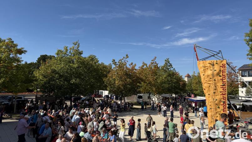 Viele Besucher kamen wieder zum Herbstmarkt nach Vilseck. Erstmals fand die Veranstaltung nicht am Marktplatz sondern rund um den Schnellweiher bei der Grund- und Mittelschule. Bild: Stefanie Gradl