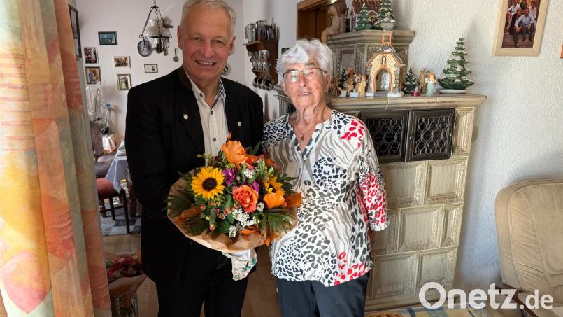 Bürgermeister Thorsten Grädler überbrachte Anna Bummerl die Glückwünsche der Stadt Vilseck. Bild: Stefanie Gradl