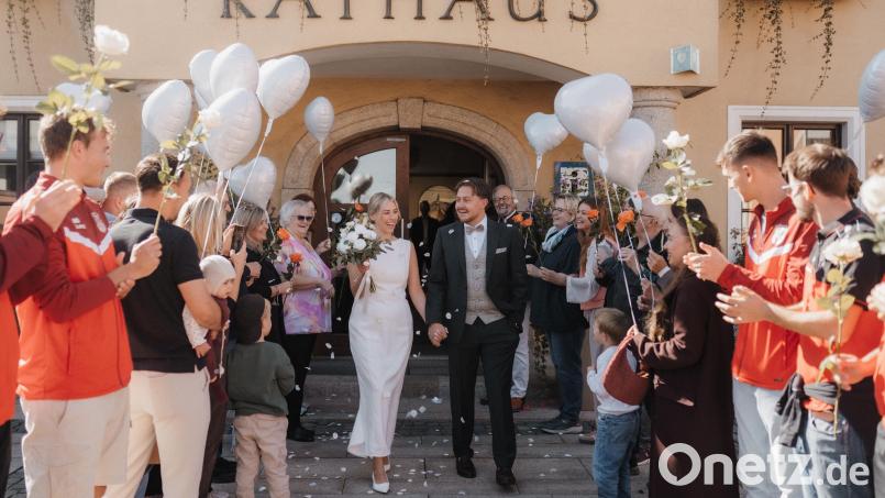 Durch ein Spalier von Rosen und Luftballons ging der Weg von Nina und Simon Wollner nach der standesamtlichen Trauung im Rathaus Waldershof. Bild: Sugrafie