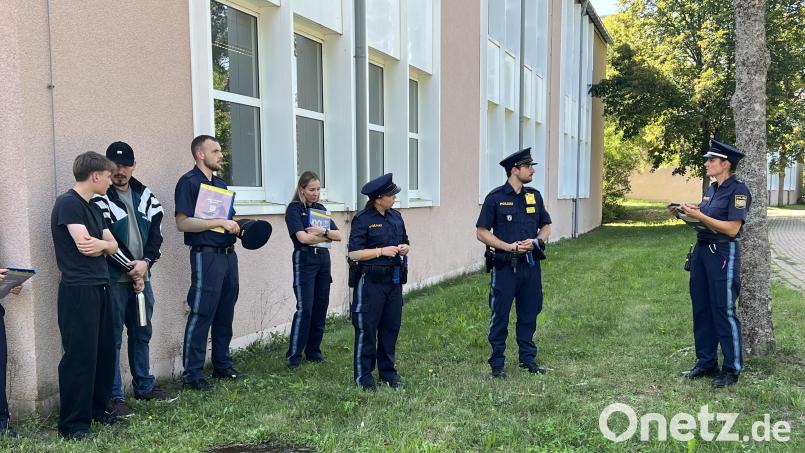 In der Ausbildung bei der Bereitschaftspolizei Sulzbach-Rosenberg geht es für die Schüler darum, auf den Ernstfall vorbereitet zu werden. Tobias Ulherr, Fabian Schubert (Zweiter und Dritter von links) und Sarah Wippenbeck und Marcel Spitzl (Fünfte und Sechster von links) haben mit Oberpfalz-Medien darüber gesprochen. Bild: hop