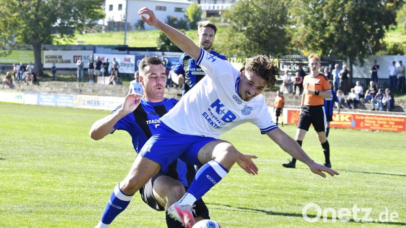 Brisantes Duell im Edelsfelder Strafraum zwischen Antonio La Pegna (rechts) vom TuS Rosenberg und Simon Strehl (links) vom FC Edelsfeld. Bild: Hubert Ziegler