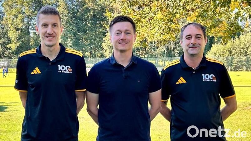 Der SV Kulmain stellte Michael Sollfrank (Mitte) als neuen Trainer ab der Saison 27/28 vor. Abteilungsleiter Florian Greger (links) und Vorstand Wolfgang Groß freuen sich über die Zusage des Kulmainer Urgesteins. Bild: SV Kulmain