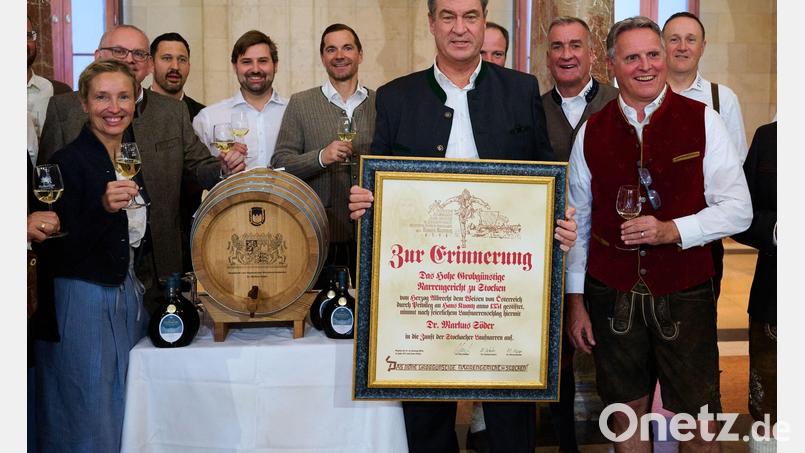 Markus Söder löst seine Schulden beim Stockacher Narrengericht ein. Bild: Sven Hoppe/dpa