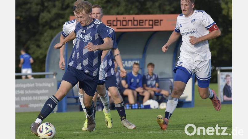 Der Schmidgadener Kilian Hölzl (links) wird in dieser Szene vom Diendorfer Kapitän Benedikt Meier verfolgt. Beide Teams trennten sich 2:2. Bild: Hans Mark