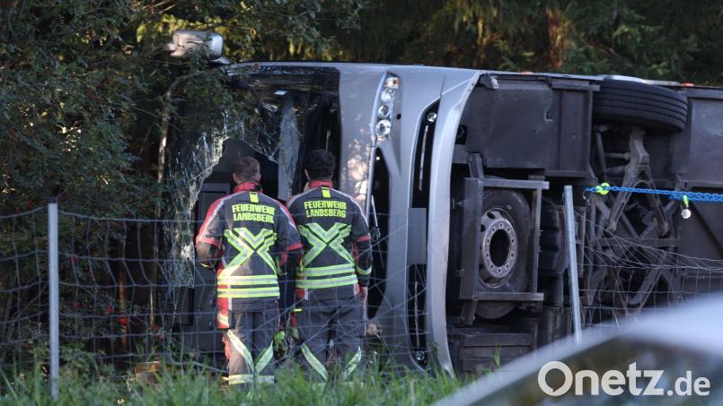 Der Reisebus kam bei Buchloe im Allgäu von der A96 ab. (Archivbild) Bild: Karl-Josef Hildenbrand/dpa