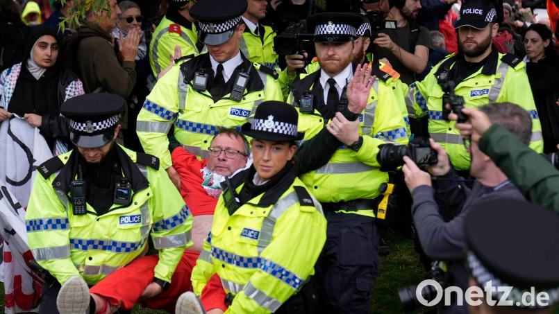 Die Polizei in Liverpool hat Dutzende Demonstranten festgenommen. Bild: Peter Byrne/PA Wire/dpa