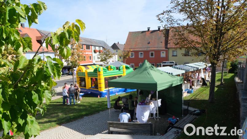 Am Sonntag fand in Floß der verkaufsoffene Sonntag mit Herbstfest statt. Die Kinder hatten ihren Spaß auf der Hüpfburg. Bild: Fred Lehner