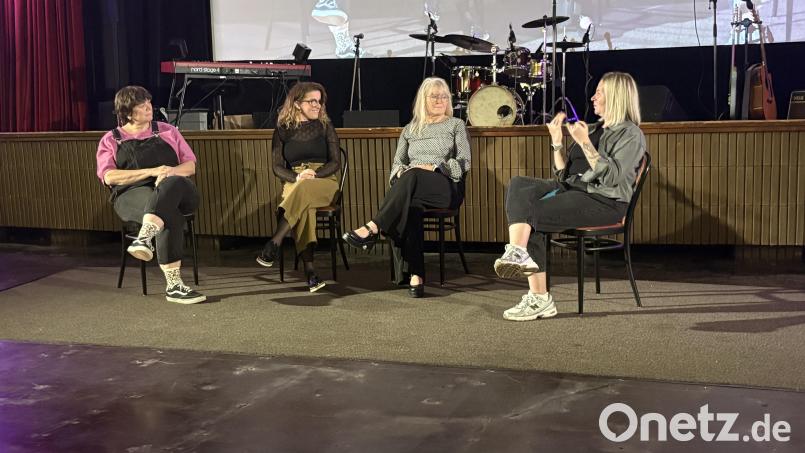 Die starken gehörlosen Frauen (v.l.r.) Ines Eckerle, Ilknur Warnecke, Alexa Götz und Moderatorin Sarah Maugeri im Ringtheater. Bild: Lukas Büchold