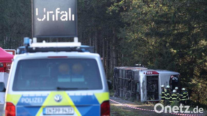 Bei dem Busunglück starben zwei Menschen, ein weiterer wurde lebensgefährlich verletzt. Bild: Karl-Josef Hildenbrand/dpa