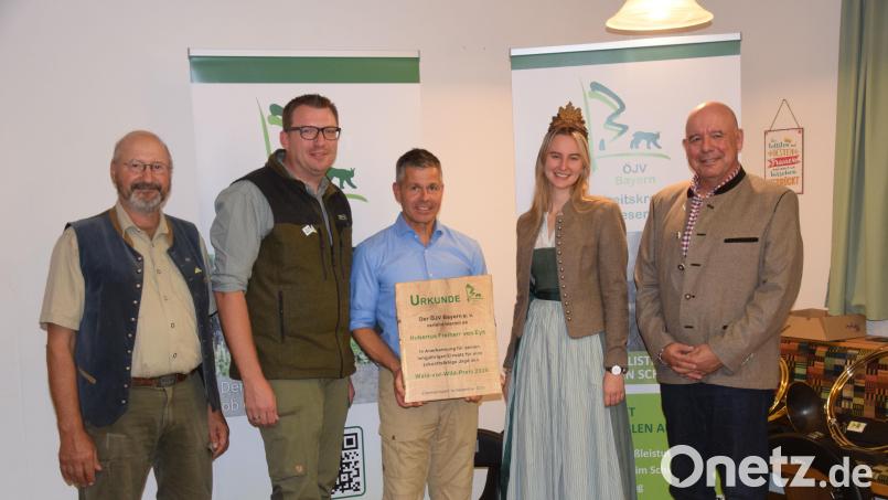 Der "Wald-vor-Wild-Preises" des ökologischen Jagdvereins Bayern e.V. wurde an das Gut Ebermannsdorf mit Hubertus Freiherr von Eyb (Mitte mit Urkunde) verliehen. Dazu gratulierten die stellv. Vorsitzenden Ulrich Haizinger und Stefan Strasser, die Waldkönigin des Bayerischen Waldbesitzerverbandes Patricia Vogl und Vorsitzender Uwe Köberlein (von links). Bild: Paul Böhm
