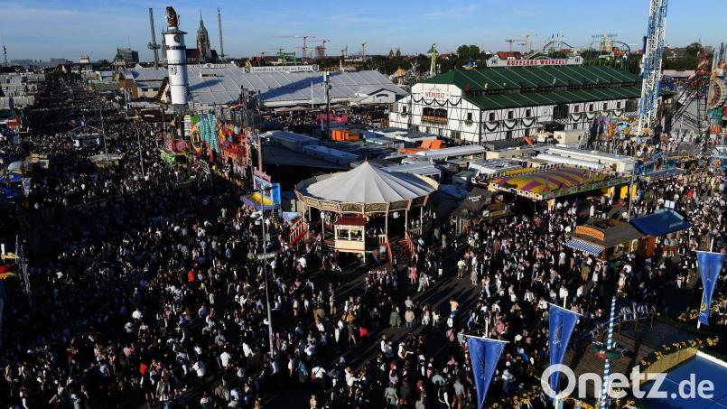 Als der Streit eskaliert, greift der 24-Jährige auf dem Oktoberfest zum Besteckmesser. Symbolbild: Felix Hörhager/dpa