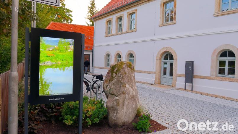 Der Friedenfelser Gemeinderat setzt weiter auf Digitalisierung. Nach Einführung in der Verwaltung sowie ein für Bürger und Feriengäste errichtetes elektronisches Informationssystem vor dem Rathaus (links im Bild), einigte man sich für die Anschaffung der App „Heimat-Info“. Bild: Bernhard Schultes