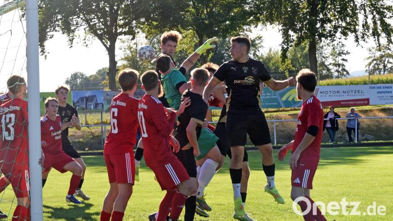 Nach Eckbällen ging es vor dem Wiesauer Kasten immer turbulent zu. Aus: SpVgg Wiesau - FC Tirschenreuth 1:1. Bild: Rudi Gebert