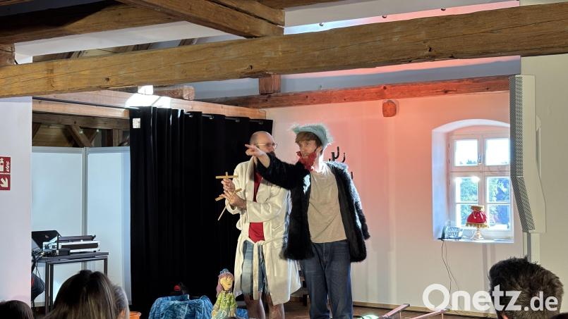 Das Theaterstück "Käpten Knitterbart und seine Piratenbande" im Bürgerhaus in Kemnath mit Max Hegner (links) sowie Daniel Adler (rechts) vom Ovigo-Theater als Darsteller. Bild: Marie Panzer