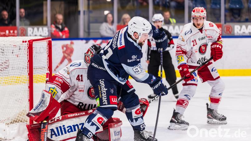 Michael Regush legt in dieser Szene den dritten Treffer der Blue Devils Weiden am Sonntagabend gegen die Eispiraten Crimmitschau auf. Der 28-Jährige avancierte mit seinen drei Assists zum Matchwinner. Bild: Werner Moller