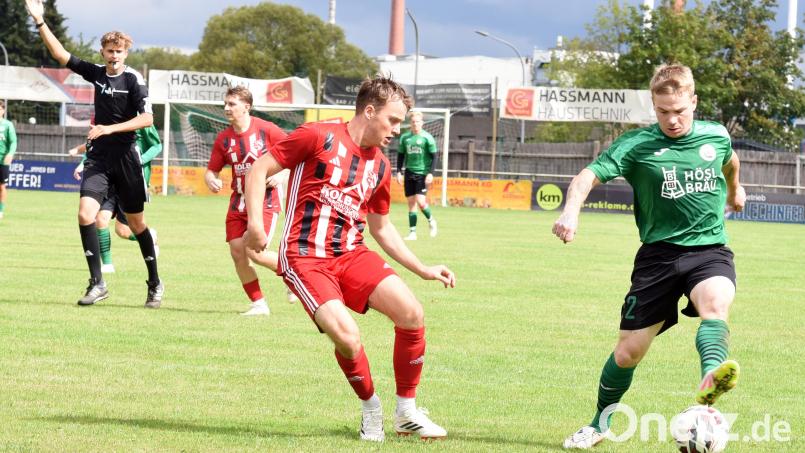 Der SV Mitterteich gewann am Sonntag bei der SpVgg Saalestadt mit 3:1. Johannes Zintl (grünes Trikot) sorgte in der 84. Minute für die Entscheidung. Archivbild: Rudi Gebert