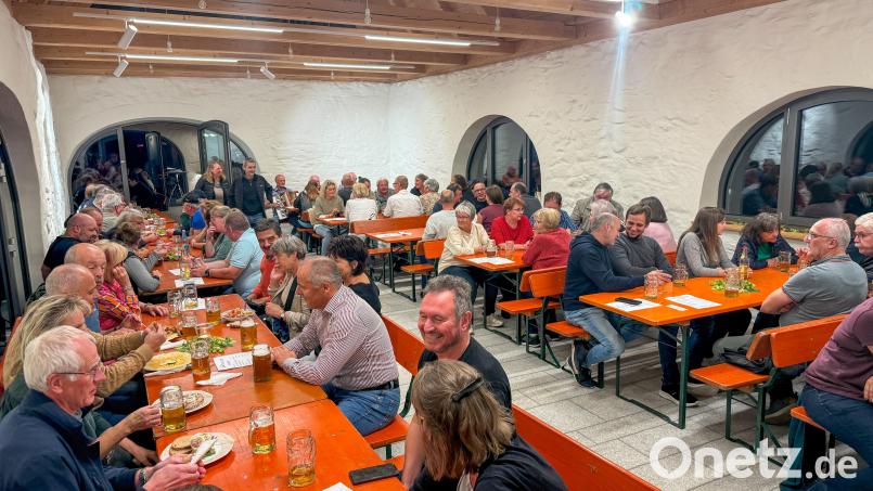 Mit dem Kirwazoigl im Bürgerhaus eröffnete die Feuerwehr am Freitagabend die Erbendorfer Kirchweih. Die Tische waren stets gut besetzt – zur Freude von Gästen und Veranstaltern. Bild: Roland Wellenhöfer