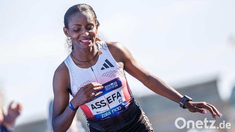 Tigst Assefa wurde nach der Verletzung beim Berlin-Marathon operiert. Bild: Andreas Gora/dpa