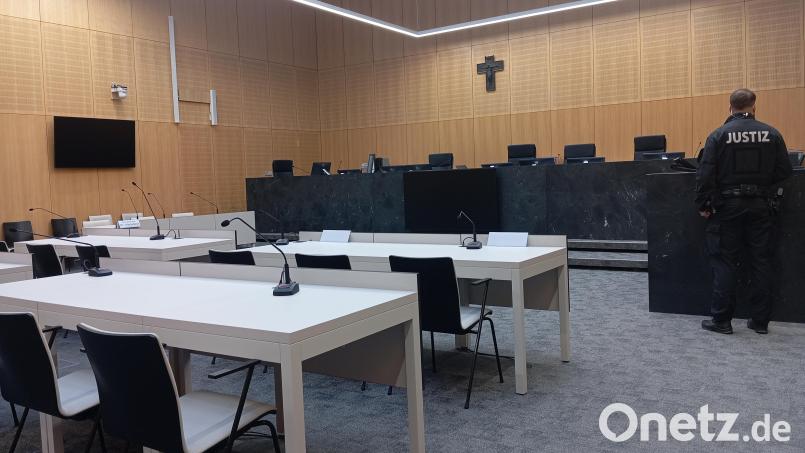 Der leere Schwurgerichtssaal am Landgericht Weiden. Der Prozess um den jugendlichen Amokläufer aus dem Landkreis Neustadt/WN findet unter Ausschluss der Öffentlichkeit statt. Bild: Kathrin Halbhuber