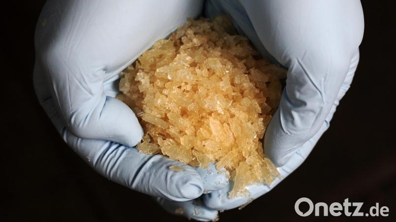 Ein 29-Jähriger steht derzeit vor dem Landgericht Amberg, weil er mit Crystal Meth im Kilobereich gedealt haben soll. Symbolbild: Fredrik von Erichsen /dpa
