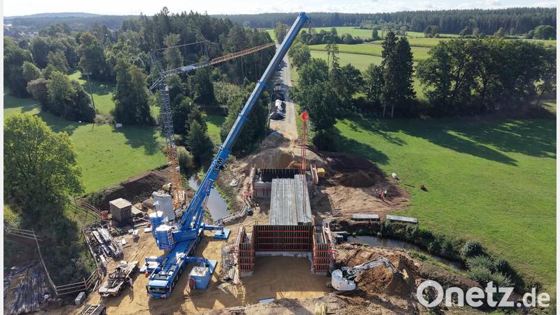 Da war Halbzeit auf der Baustelle: Anfang September wurden die Fertigbetonteile der Brücke eingehoben. Ende September ist die Bundesstraße 85 wieder frei befahrbar. Bild: Christoph Weh/Staatliches Bauamt Amberg-Sulzbach