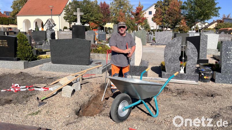 Schon ist der Bauhofgärtner Robert Herrmann dabei, die Urneninseln im Friedhof anzulegen. Bild: Marianne Moosburger