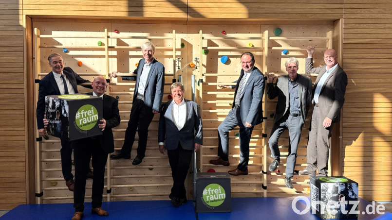 Gemeinsam wurde die neue Freiraum-Arena offiziell ihrer Bestimmung übergeben. Mit dabei waren unter anderem Landrat Peter Berek, Oberbürgermeister Oliver Weigel, Regierungsvizepräsident Thomas Engel, Architekt Hubert Brennauer, Staatssekretär Martin Schöffel sowie Arichtekt Manfred Dittrich und Johannes Fischer vom gleichnamigen Planungsbüro. Bild: Landratsamt Wunsiedel