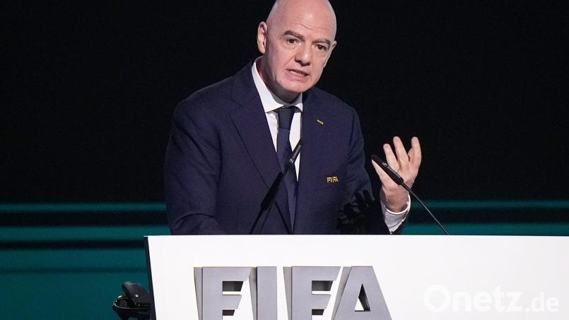 Steht weiter unter Druck - wehrt sich aber auch: Gianni Infantino. (Archivbild) Bild: Darryl Dyck/The Canadian Press/AP/dpa