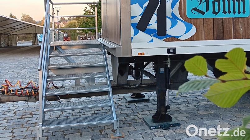 Wer muss, der muss – auch bei Festen. Ein normaler mobiler Toilettenwagen, hier ein Beispiel von der Eröffnung der Fischwochen in Tirschenreuth, ist für Menschen im Rollstuhl jedoch nicht nutzbar. Bild: as