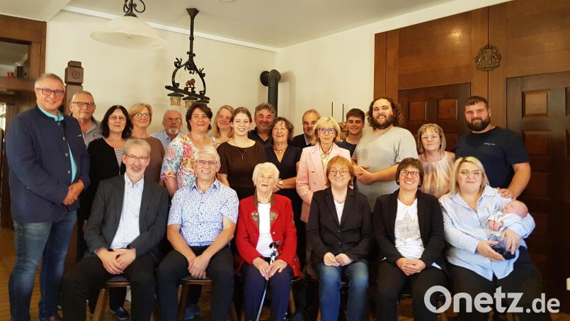Agnes Koller (Mitte), eingerahmt von ihren Kindern, konnte ihren 90. Geburtstag im Kreise ihrer Familie, Verwandten, Nachbarn und Freundinnen feiern. Dazu gratulierte auch zweiter Bürgermeister Helmut Meindl (links). Sogar der erst 22 Tage alte Erik war mit Mama und Papa zum Gratulieren dabei. Bild: Peter Garreiss