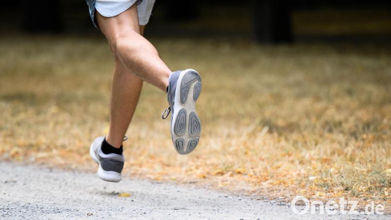Am 3. Oktober heißt es in Schwarzenbach bei Pressath: Laufschuhe an! Am Nachmittag findet der Spendenlauf "Laufen für Annika" statt. Symbolbild: Julian Stratenschulte/dpa