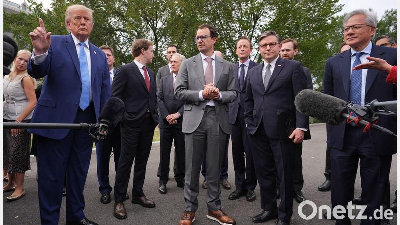 US-Präsident Donald Trump sagt, dass die KI-Unternehmen sich gegenseitig kontrollieren würden. Bild: Alex Brandon/AP/dpa