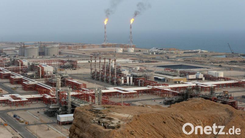 Im Iran sei erhebliche Produktionskapazität verloren gegangen, sagte die Regierungssprecherin. (Archivbild) Bild: Vahid Salemi/AP/dpa