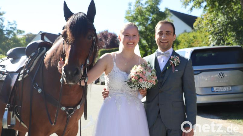Anja ritt auf ihrem Haflinger Paint Wallach "Charlie" zum Standesamt in Rieden, wo ihr Bräutigam Manfred sie in Empfang nahm. Bild: Michael Rabenhofer