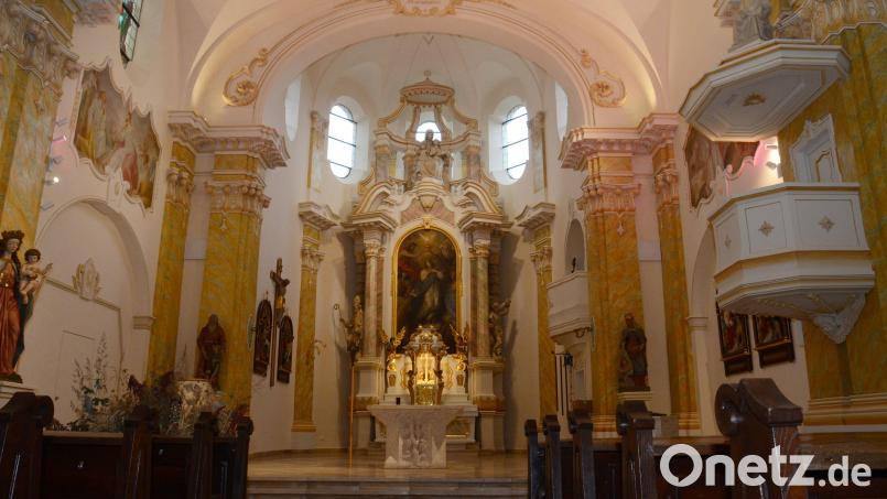 Der Hochaltar der Stadtpfarrkirche zeigt drei Festgeheimnisse rund um Maria. Die rußgeschwärzte Apsis gehört der Vergangenheit an. Bild: Elisabeth Dobmayer