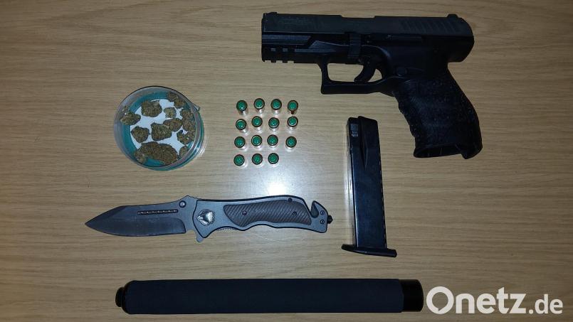 Die Beamten entdeckten diese Gegenstände und eine geringe Menge Marihuana. Bild: Bundespolizei