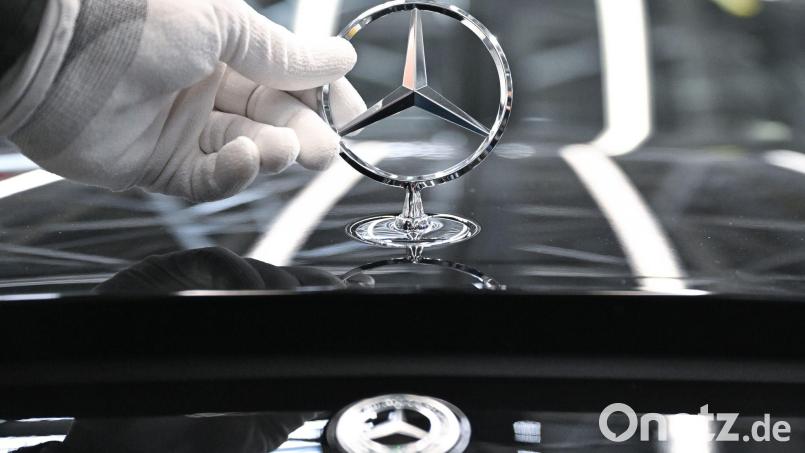 Bei Mercedes-Benz soll künftig wieder mehr im Büro vor Ort gearbeitet werden. (Archivbild) Bild: Bernd Weißbrod/dpa
