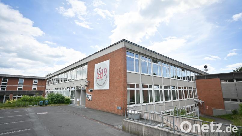 Das Hauptgebäude des Otto-Hahn-Gymnasiums soll generalüberholt werden, vollständig abgebrochen wird allerdings der komplette naturwissenschaftliche Bereich. Bild: Florian Miedl